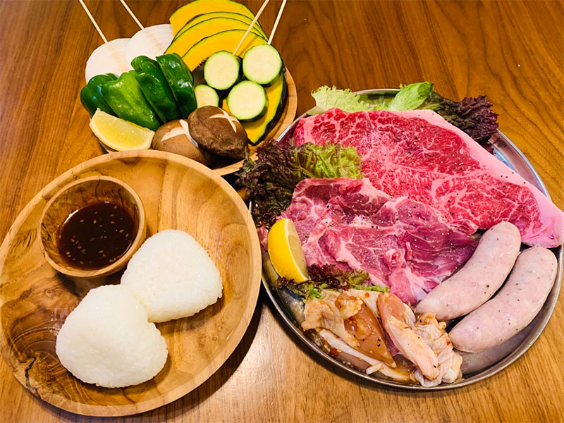 軽井沢　貸別荘　ペンチュグループの手軽にBBQ食材デリバリーサービス、地元の美味しい肉。お野菜などをカットしてお届け